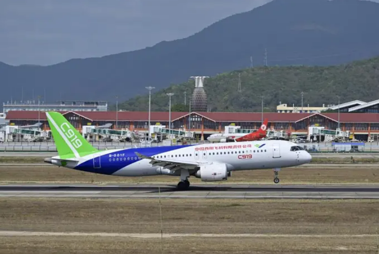 國產大型客機C919首次飛出國門參加航展