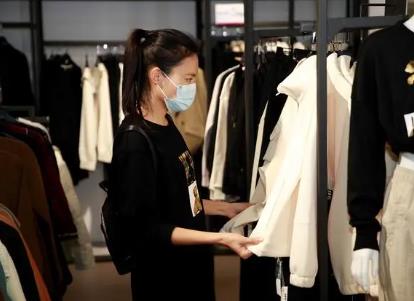 女性消費(fèi)洞察：“她”經(jīng)濟(jì)激活折扣零售，奧特萊斯、唯品會(huì)迎來黃金期