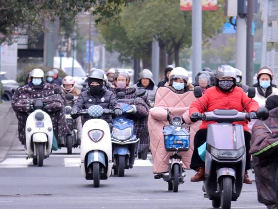 追問(wèn)“電驢”之患：新國(guó)標(biāo)難執(zhí)行 改裝、停放混亂難禁