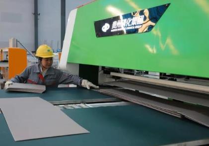 全國首條2.5萬噸/年無水石膏母粒、包裝箱中試項目投產(chǎn)