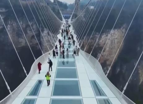 熱門景區(qū)“擠”滿外國游客 小眾鄉(xiāng)村、高科技景點成“打卡”新選項