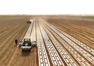 新疆全面使用無人駕駛北斗衛(wèi)星導(dǎo)航精量播種機 棉花種植機械化率達100%