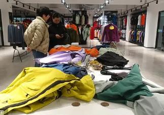 不甘只做始祖鳥(niǎo)平替，“中國(guó)沖鋒衣之鄉(xiāng)”要擠進(jìn)高端供應(yīng)鏈