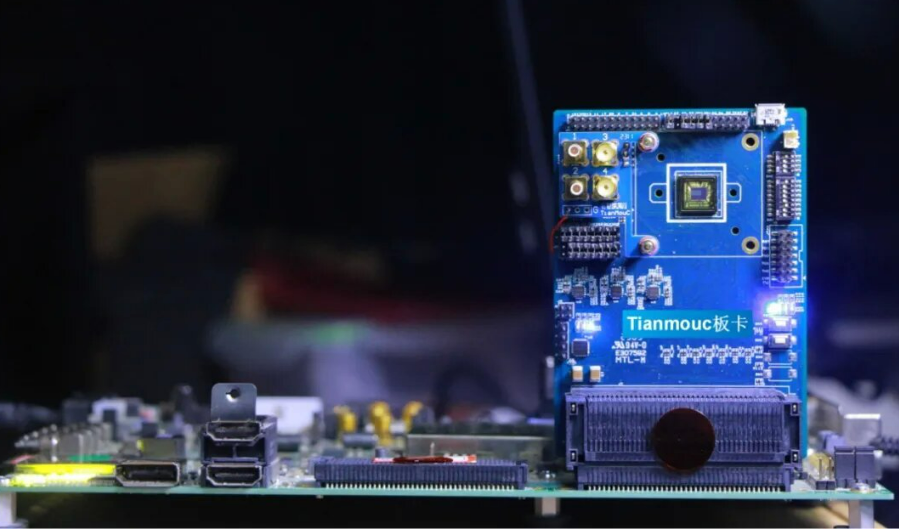 我國科學(xué)家研制出世界首款類腦互補(bǔ)視覺芯片“天眸芯”