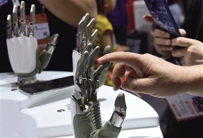 大模型、人形機(jī)器人、自動(dòng)駕駛……世界人工智能大會(huì)透露AI發(fā)展新趨勢