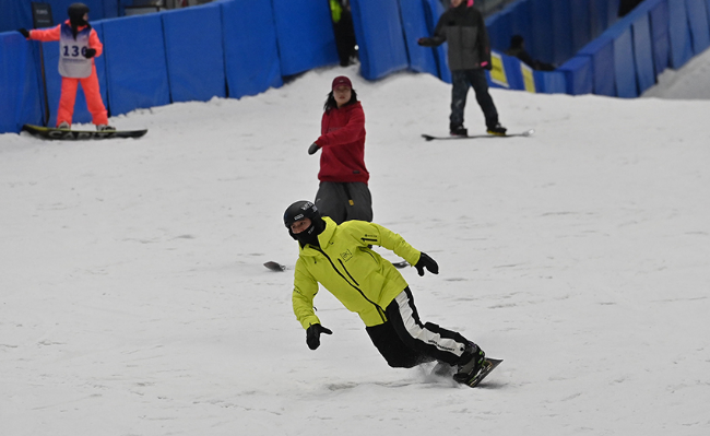 多地現(xiàn)冰雪消費“反季熱” “冷經濟”如何釋放“熱效應”？