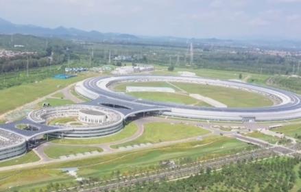 我國(guó)及亞洲首臺(tái)，可發(fā)射比太陽(yáng)亮度高1萬(wàn)億倍的光