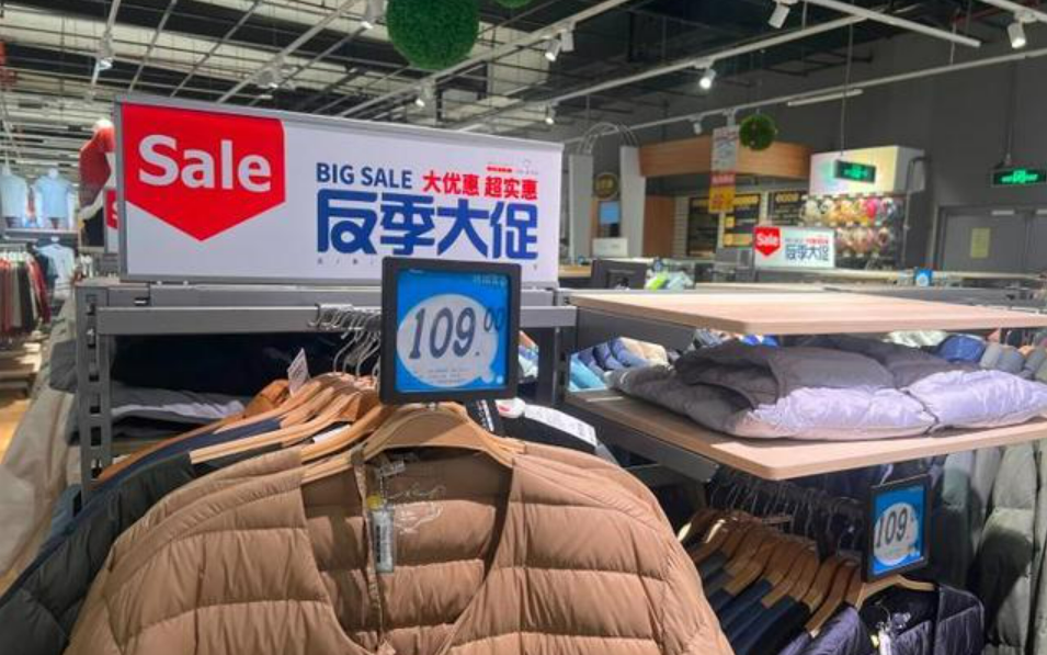 羽絨服、滑雪等相關(guān)產(chǎn)品銷量上漲 反季消費(fèi)為啥走紅？