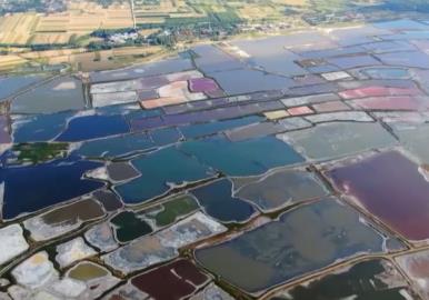 追極光、賞鹽湖、觀瀑布 各地游客紛至沓來打卡大美中國絢麗秋景