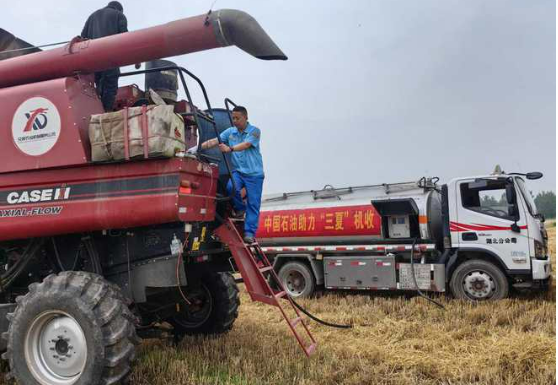 中國(guó)石油企業(yè)服務(wù)“三秋”助力“糧滿(mǎn)倉(cāng)”
