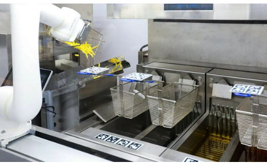 餐飲界迎智能時代 機器人大廚持證上崗，影響幾何