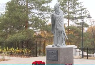 中國文化“走出去”增加“新名片” 孔子雕像矗立俄羅斯大學(xué)校園