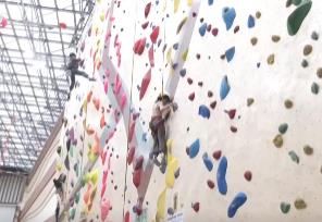 氣溫下降室內(nèi)運(yùn)動升溫 多地攀巖滑雪館迎來消費(fèi)熱潮