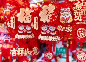 新年臨近 蛇年生肖飾品走俏市場(chǎng)