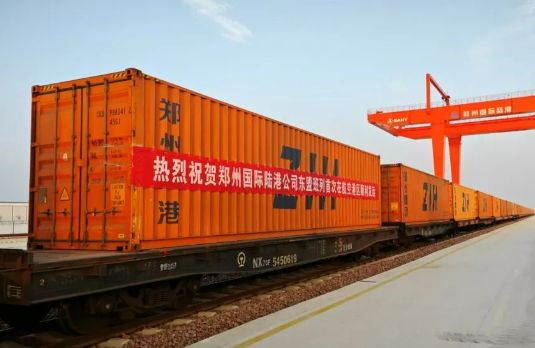 河南“陸上絲路”再啟新程！首趟東盟班列從鄭州航空港區(qū)發(fā)出