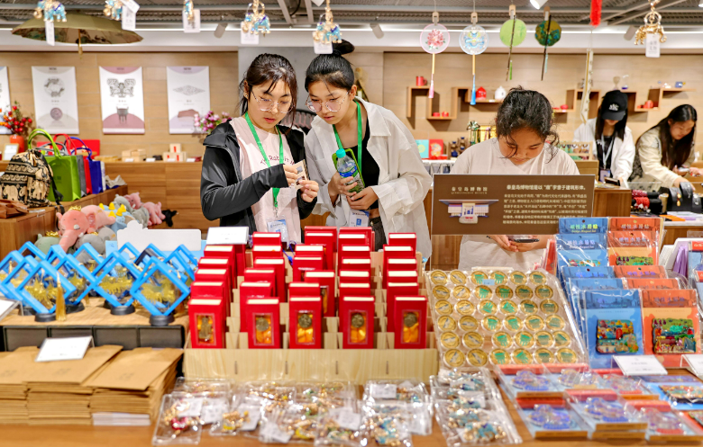 聚焦關(guān)鍵領(lǐng)域大力提振消費