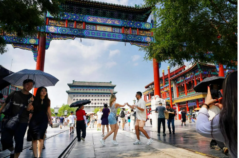 中外游客的腳步，傳遞流動的活力與魅力