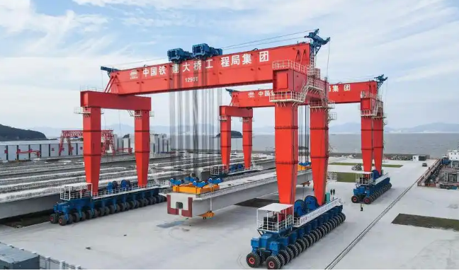 我國成功研發(fā)制造1250噸輪胎式搬梁機