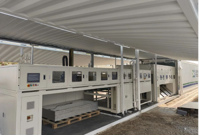 萬噸級集裝箱式廢舊光伏組件智能回收示范線建成運(yùn)行