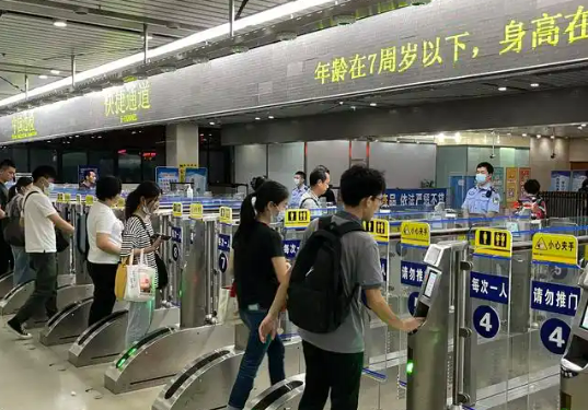 拱北口岸單日通關(guān)客流創(chuàng)五年新高