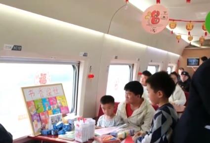 AI、遛娃艙、高鐵課堂……旅客點(diǎn)贊春運(yùn)“智慧”“開心”出行