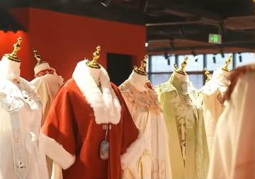 文化自信是底氣，歷史“穿”身上！“拜年服”訂單爆滿 “國潮”產(chǎn)品受熱捧