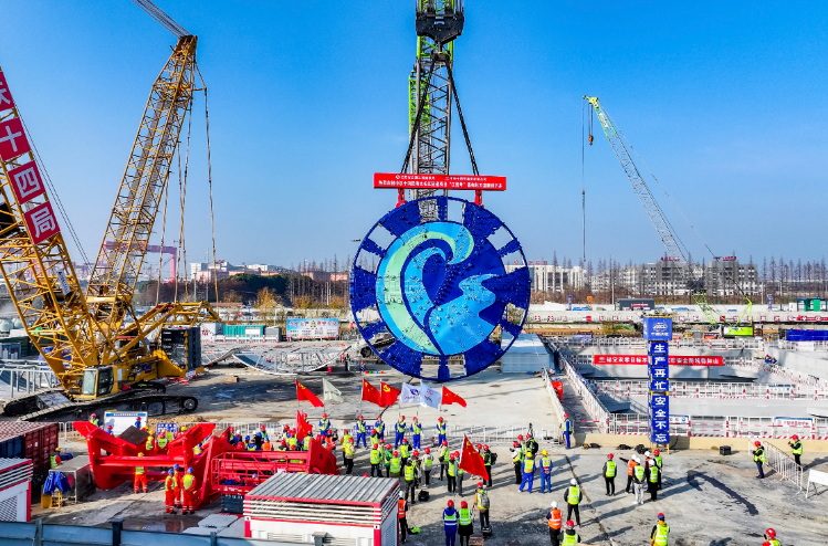 海太長江隧道“江海號”盾構(gòu)機(jī)刀盤下井