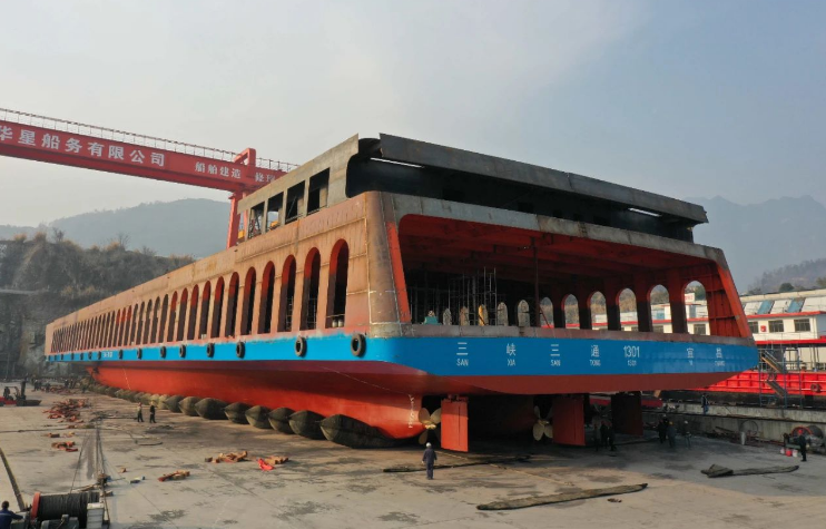 我國首艘內(nèi)河大型清潔能源滾裝船正式下水