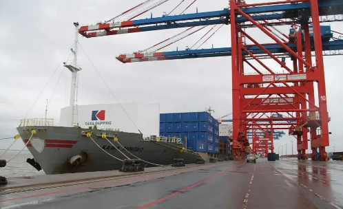 “中歐快航”直達(dá)航線首航貨輪抵達(dá)德國(guó)威廉港