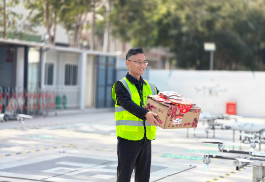 年貨“空中來(lái)” 無(wú)人機(jī)飛出新場(chǎng)景