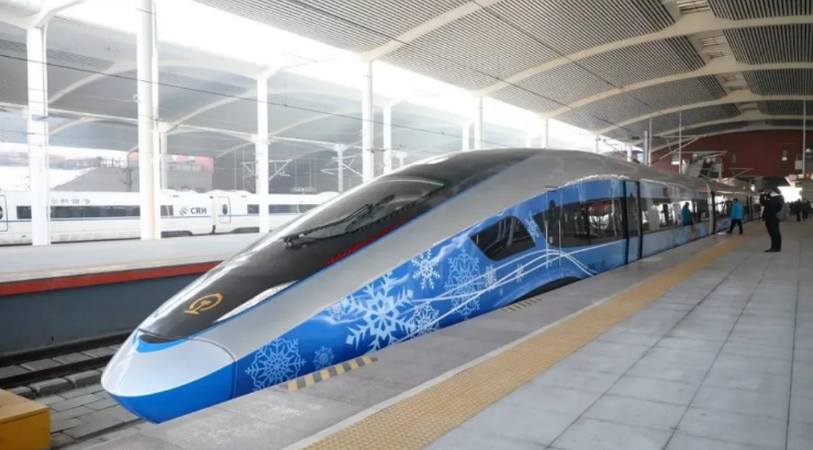 “瑞雪迎春”復(fù)興號(hào)智能動(dòng)車(chē)組亮相哈爾濱