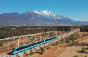 方便、快捷、舒適 麗江首條觀光火車線路正式開通運(yùn)營