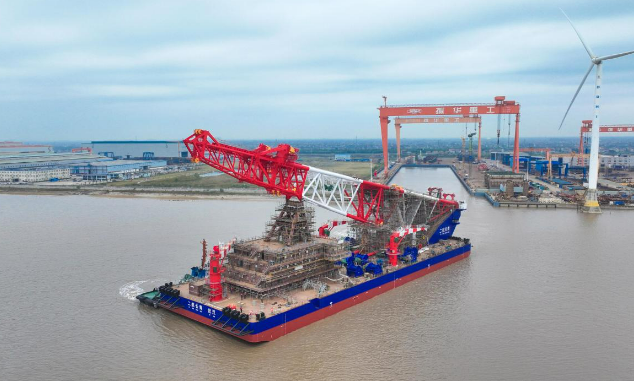 世界最大打樁船“二航長青”輪從江蘇南通啟航