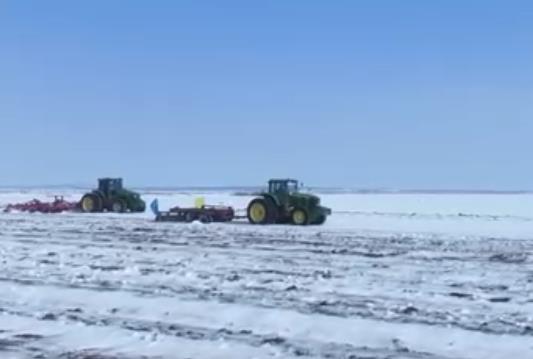 春耕先破雪 大馬力農(nóng)機(jī)展現(xiàn)新疆農(nóng)事生產(chǎn)“現(xiàn)代范兒”