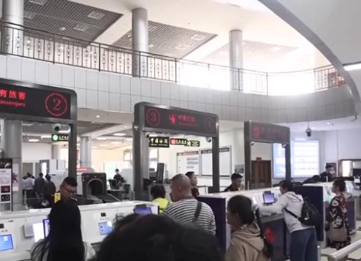 首個(gè)東盟國家免簽旅游團(tuán)入境 中國東盟互聯(lián)互通實(shí)現(xiàn)“加速度”