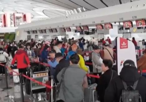 利好頻出激發(fā)居民出境游玩熱情 多家航司各項(xiàng)指標(biāo)表現(xiàn)亮眼