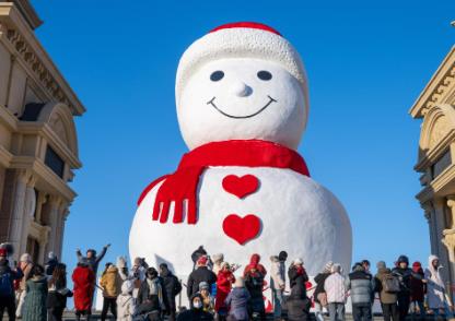 “年假”模式開啟！哈爾濱“網(wǎng)紅”大雪人與游客告別