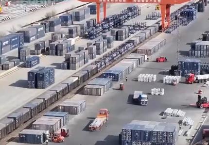 春耕物資加緊生產(chǎn) 鐵路運輸高效暢通 多方發(fā)力打通農(nóng)資供應(yīng)“最后一公里”