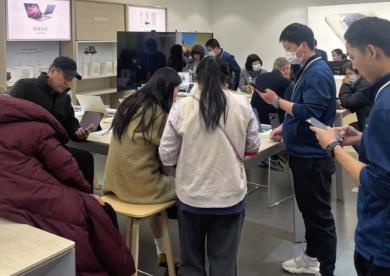 享受以舊換新優(yōu)惠 消費(fèi)者“扎堆兒”買手機(jī)