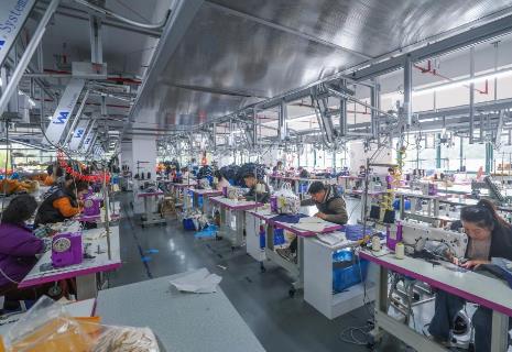 浙江湖州：“童裝之都”企業(yè)忙生產(chǎn)