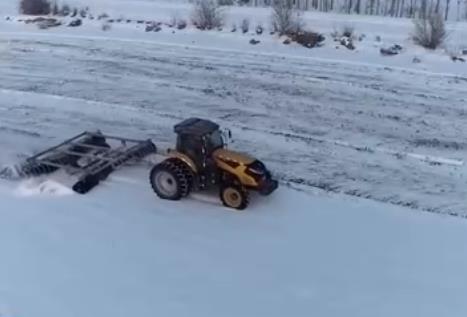 大型機(jī)械破雪忙 新疆重要棉花種植基地進(jìn)入“備耕時(shí)間”