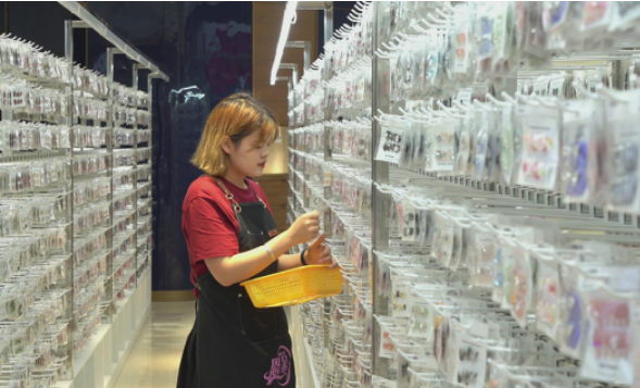 蘇北小城滿城盡帶黃金“甲” 江蘇東海手工穿戴甲年產(chǎn)量占全國七成