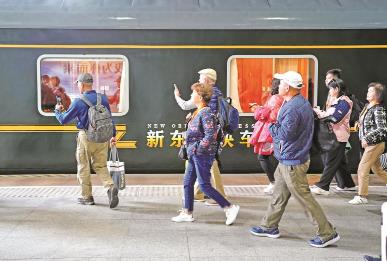 乘著銀發(fā)列車去旅游 列車像移動的家 旅游是行走的詩