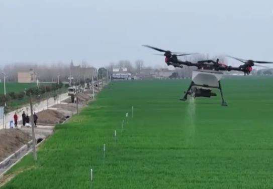 無(wú)人機(jī)助力高效田管 希望的田野由“汗水農(nóng)業(yè)”向“智慧農(nóng)業(yè)”加速邁進(jìn)