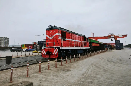 國內(nèi)首條業(yè)務(wù)量突破“100萬箱”海鐵聯(lián)運(yùn)線路在舟山港誕生