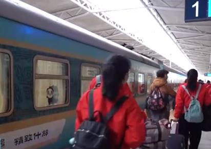 春日出游正當時 銀發(fā)專列讓更多老年人奔赴“詩和遠方”