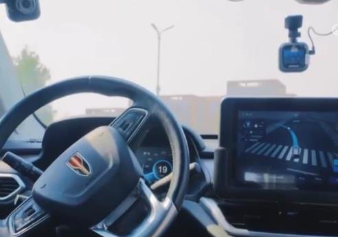 自動駕駛汽車駛?cè)胄聢鼍?商業(yè)化運營加速推進