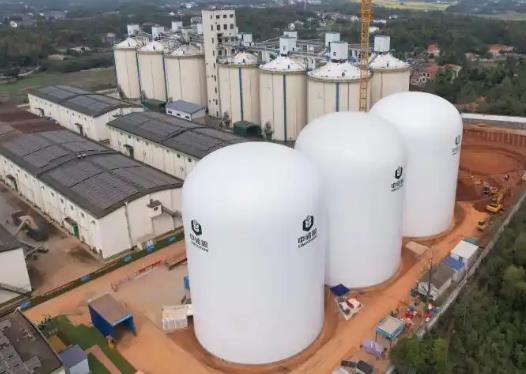 我國首座9000噸級氣膜糧倉充氣成型