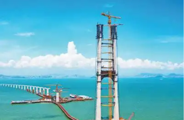打樁、筑塔、吊裝……造橋有“神器” 穿云又越海