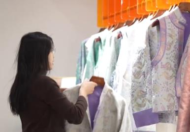 傳統(tǒng)文化“穿”身上 “新中式”國潮走俏春日經(jīng)濟